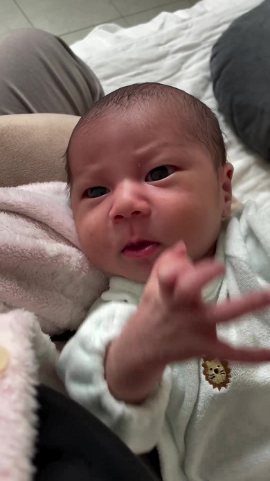 自分が出したガスの音にびっくりした、顔が俳優の柳葉敏郎に似ている赤ちゃん