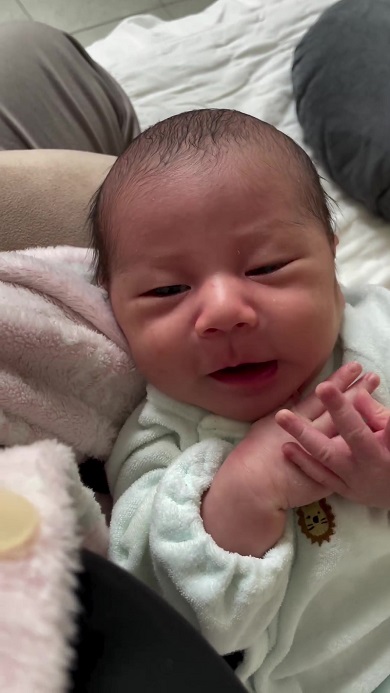 自分が出したガスの音にびっくりした、顔が俳優の柳葉敏郎に似ている赤ちゃん