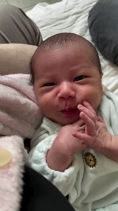 自分が出したガスの音にびっくりした、顔が俳優の柳葉敏郎に似ている赤ちゃん