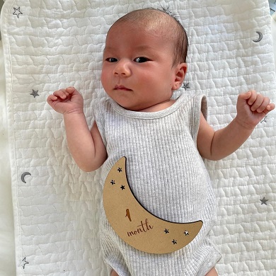 生後1カ月を迎えた際のカメラ目線な赤ちゃん