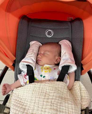 1カ月健診のためベビーカーで初めて外へお出かけした赤ちゃん