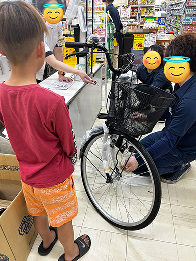自転車を買ってもらう男の子