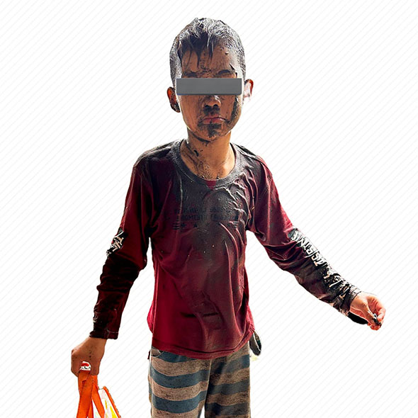 自転車で田んぼに落ちた男の子・全身