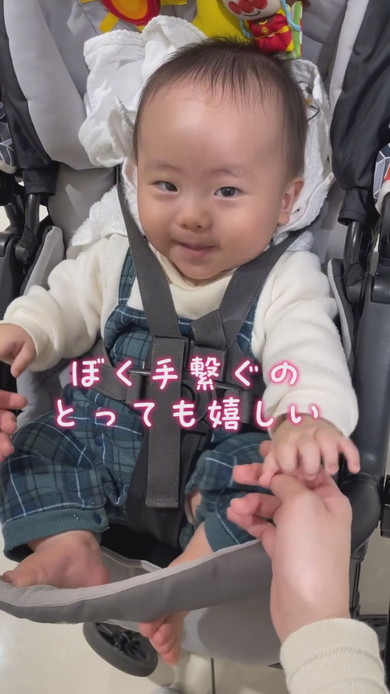 ママと手をつないで喜ぶ赤ちゃんの様子
