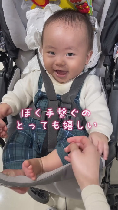 ママと手をつないで喜ぶ赤ちゃんの様子