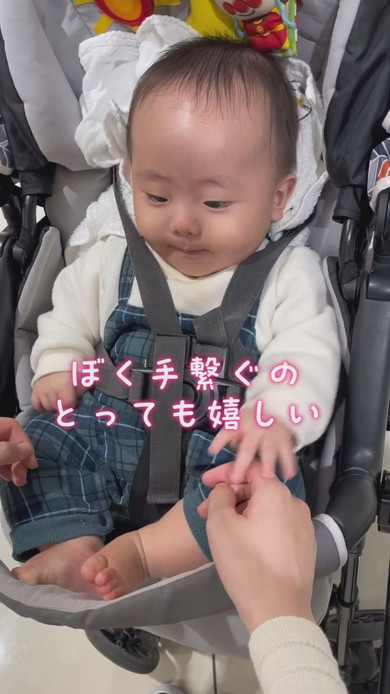 ママと手をつないで喜ぶ赤ちゃんの様子