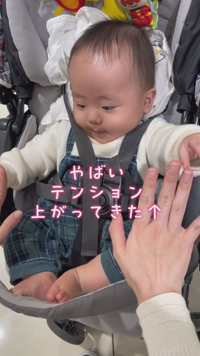 ママと手をつないで喜ぶ赤ちゃんの様子