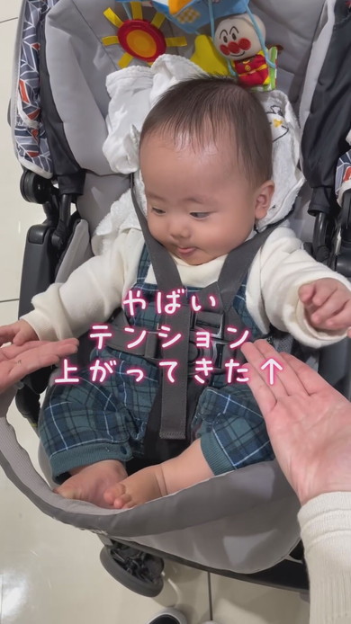 ママと手をつないで喜ぶ赤ちゃんの様子