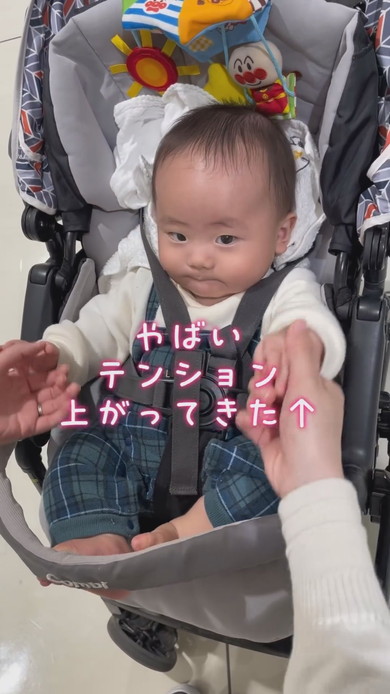 ママと手をつないで喜ぶ赤ちゃんの様子