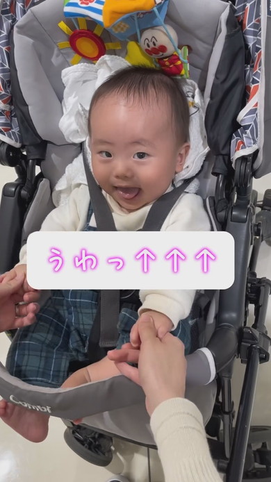 ママと手をつないで喜ぶ赤ちゃんの様子