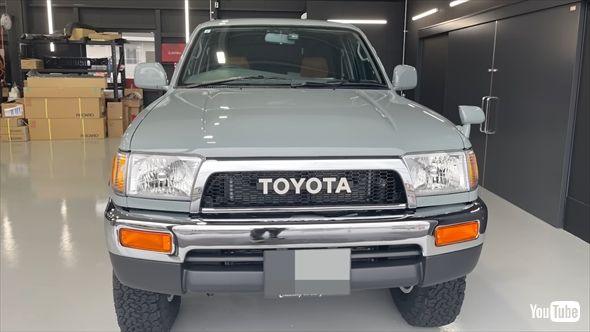 トヨタ「ハイラックスサーフ（185系）」の納車日を迎えた吉本新喜劇座長のすっちー