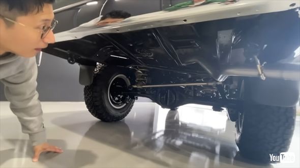 トヨタ「ハイラックスサーフ（185系）」の納車日を迎えた吉本新喜劇座長のすっちー