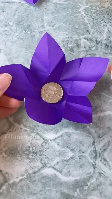 折り紙を使った「桔梗の500円玉入れ」の作り方