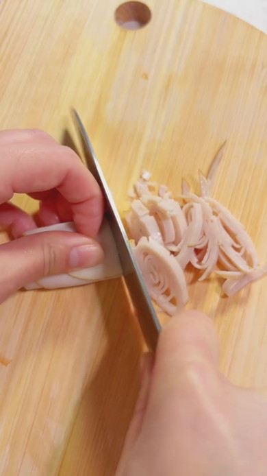 給食で人気のメニューを「春雨サラダ」を再現した調理方法