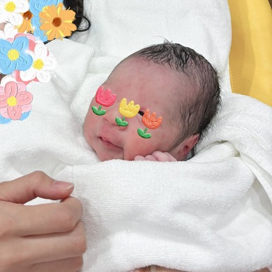 数日後に激おこぷんぷんまるなポーズを取る赤ちゃんの誕生の瞬間