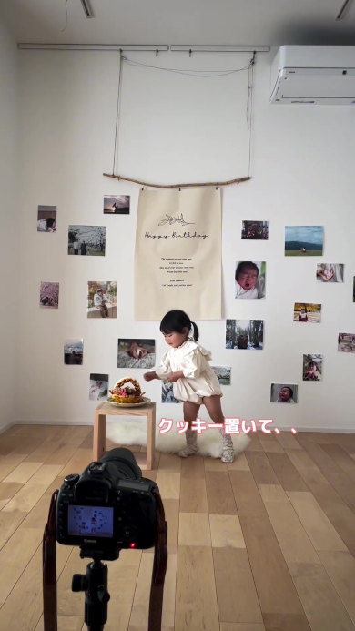クッキーを置く女の子