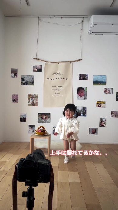 カメラに向かう女の子