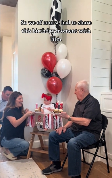 83歳と1歳の誕生日を祝う祖父と孫