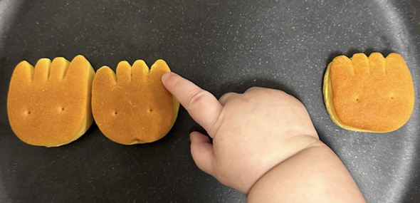 Fパンを指さすおてて