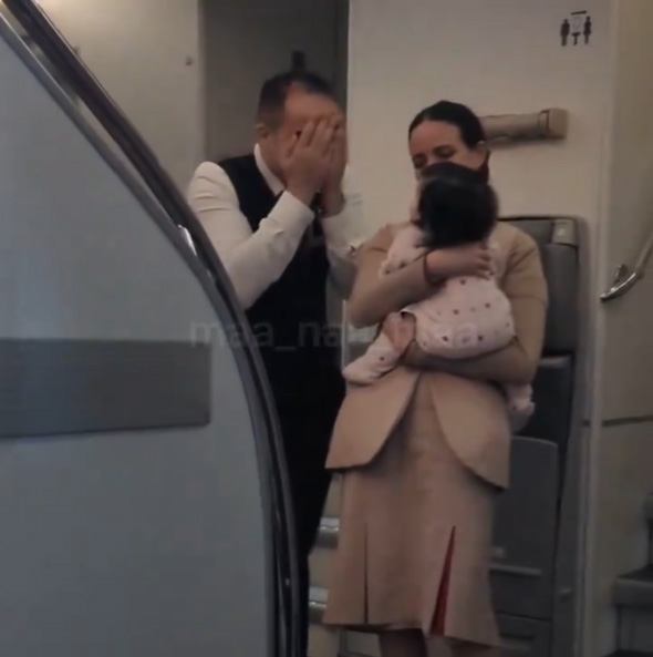 海外 旅行 エミレーツ航空 CA 子ども 見てくれた 飛行機 娘 抱っこ