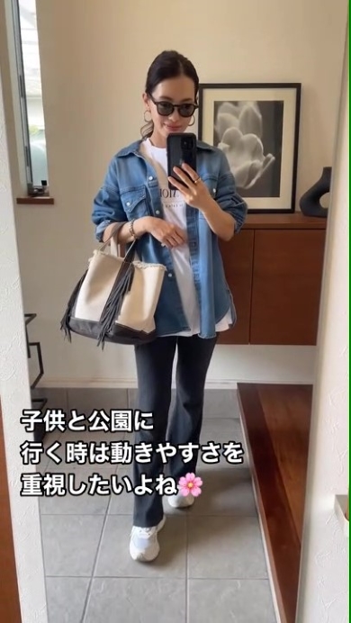デニムシャツとサングラスの女性
