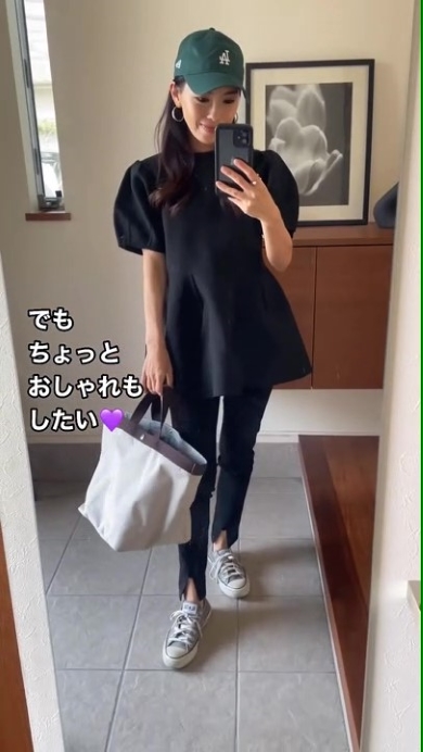 モノトーンコーデにキャップをかぶった女性