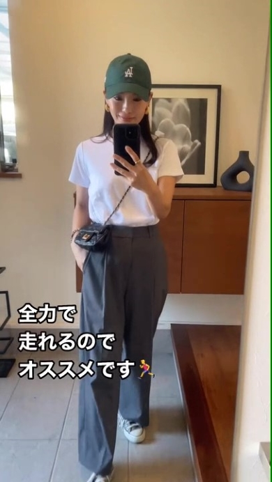 タックパンツを着た女性