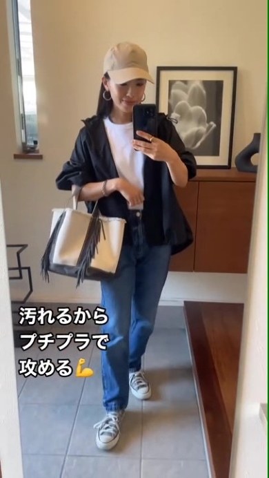 デニムを着た女性