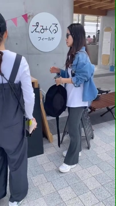 公園で過ごす女性