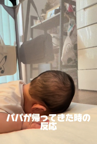 毛布に顔を埋め泣く赤ちゃん