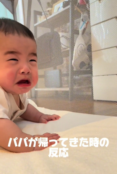 目も口もへの字になる赤ちゃん