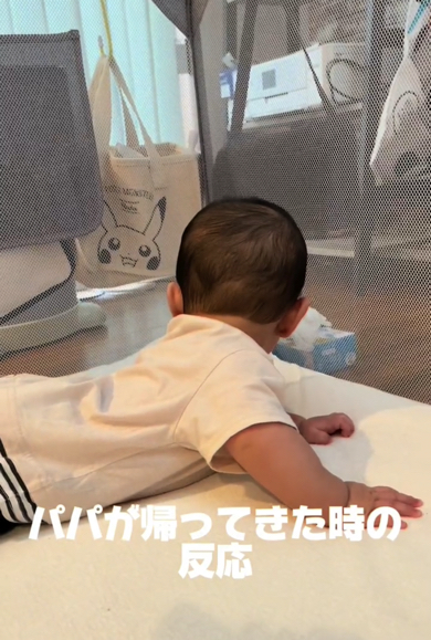 何かに気付いた赤ちゃん