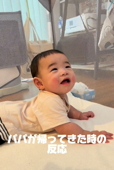泣き顔から徐々に笑顔になる赤ちゃん