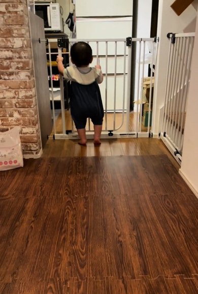 ママを呼ぶ赤ちゃん