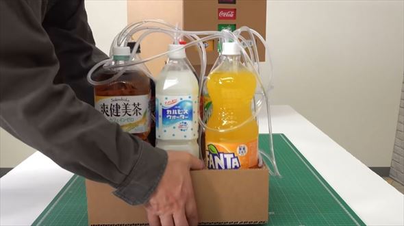 段ボールのドリンクバーと自販機