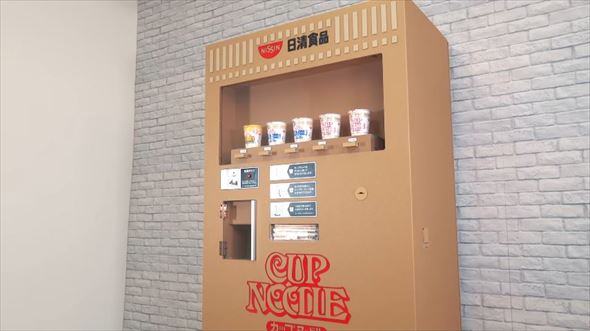段ボールのドリンクバーと自販機