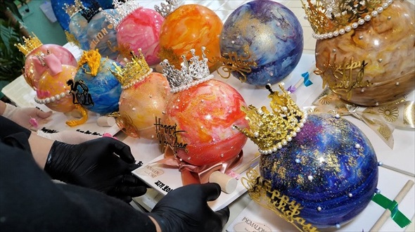 割って食べる惑星ケーキが美しい