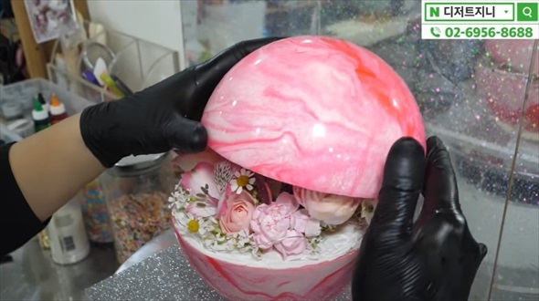 割って食べる惑星ケーキが美しい