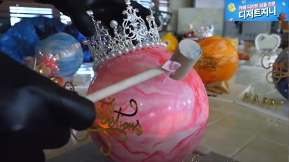 割って食べる惑星ケーキが美しい