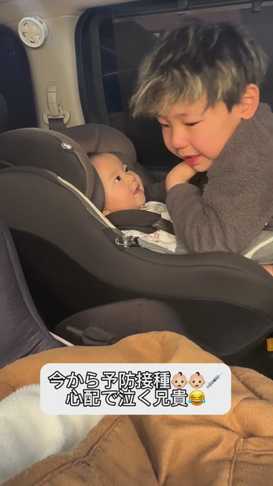 予防接種前の弟が心配で泣くお兄ちゃん