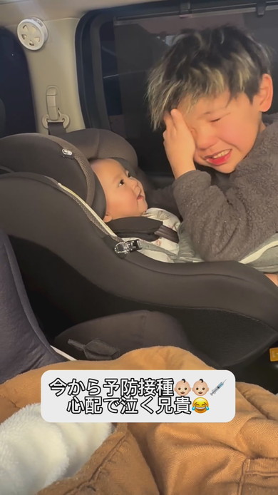 予防接種前の弟が心配で泣くお兄ちゃん