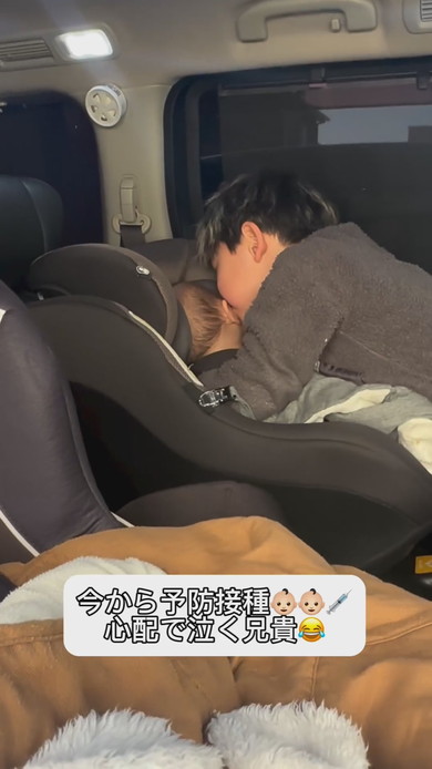 予防接種前の弟が心配で泣くお兄ちゃん