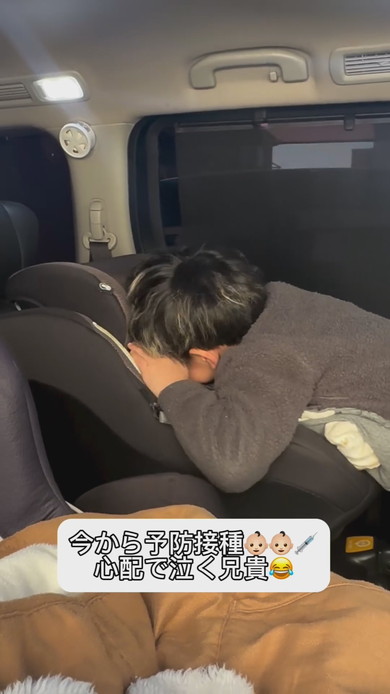 予防接種前の弟が心配で泣くお兄ちゃん