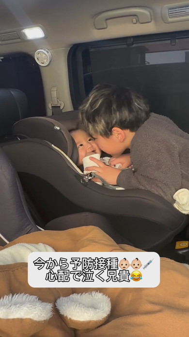 予防接種前の弟が心配で泣くお兄ちゃん