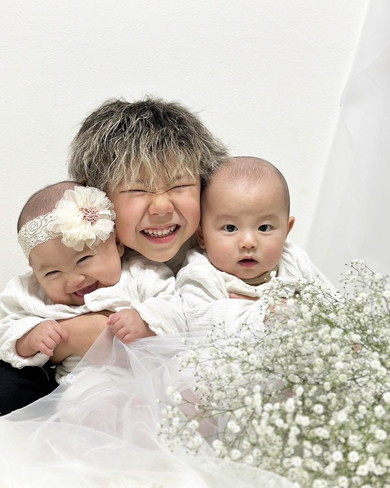 双子の赤ちゃんとお兄ちゃんの笑顔写真