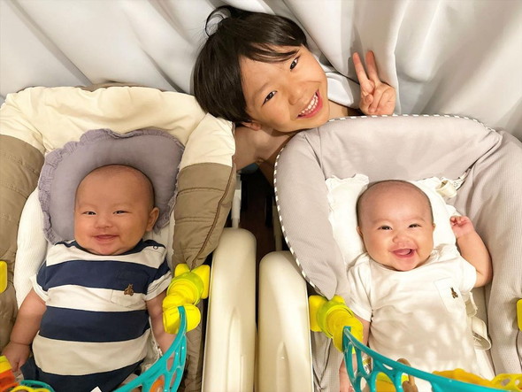 双子の赤ちゃんとお兄ちゃんの笑顔写真