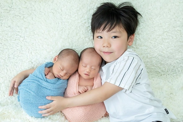 双子の赤ちゃんとお兄ちゃんの笑顔写真