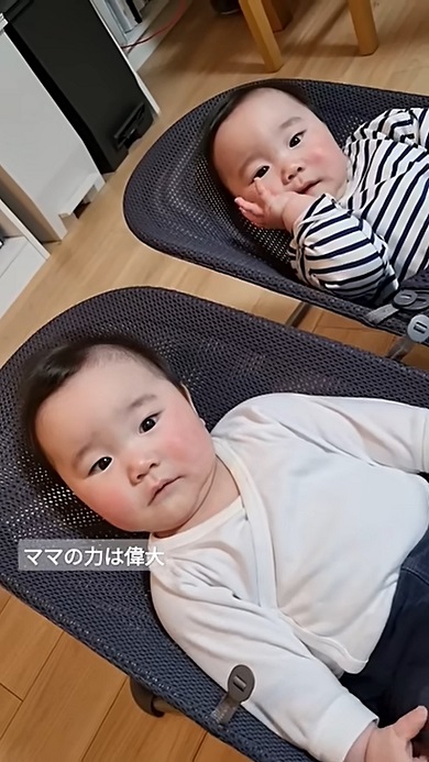 ママと聞いた瞬間に笑い出す双子の赤ちゃん