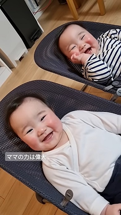 ママと聞いた瞬間に笑い出す双子の赤ちゃん