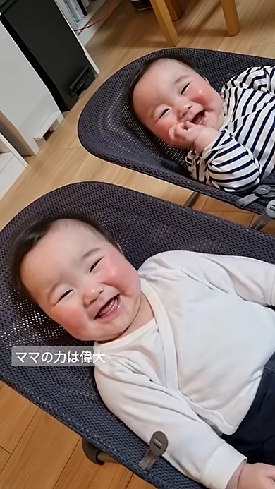 ママと聞いた瞬間に笑い出す双子の赤ちゃん